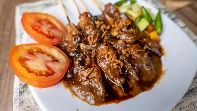 Pesona Warung Makan Sate Khas Madura: Ikon Kuliner yang Tak Pernah Lekang oleh Waktu