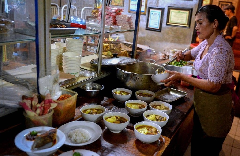 10 Restoran Legendaris yang Wajib Kamu Cicipi di Indonesia