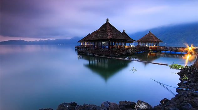 Sensasi Makan di Restoran Terapung yang Penuh Keunikan