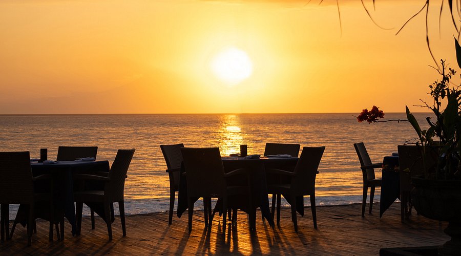 Restoran dengan View Pantai yang Menakjubkan untuk Pengalaman Kuliner yang Tak Terlupakan